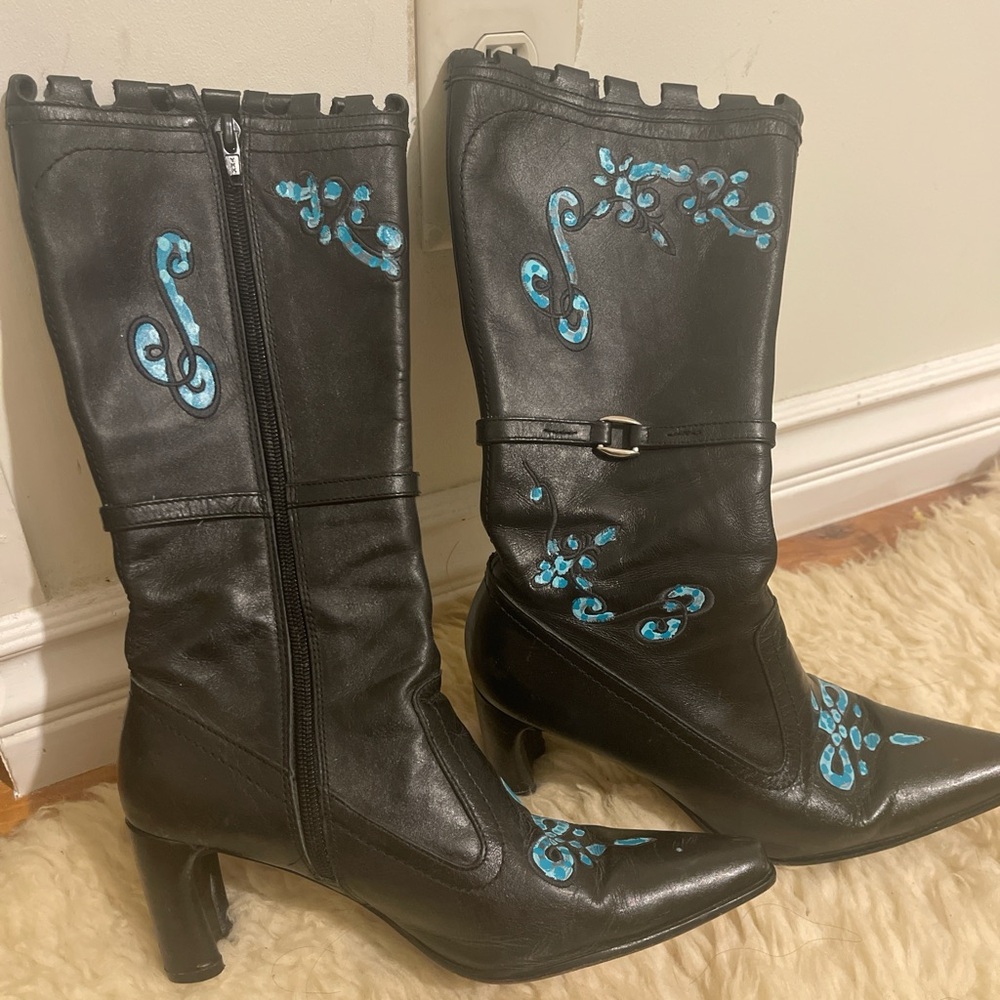 Woman Roper Black leather cowboy heel boots with Blue Embroidered 6.5